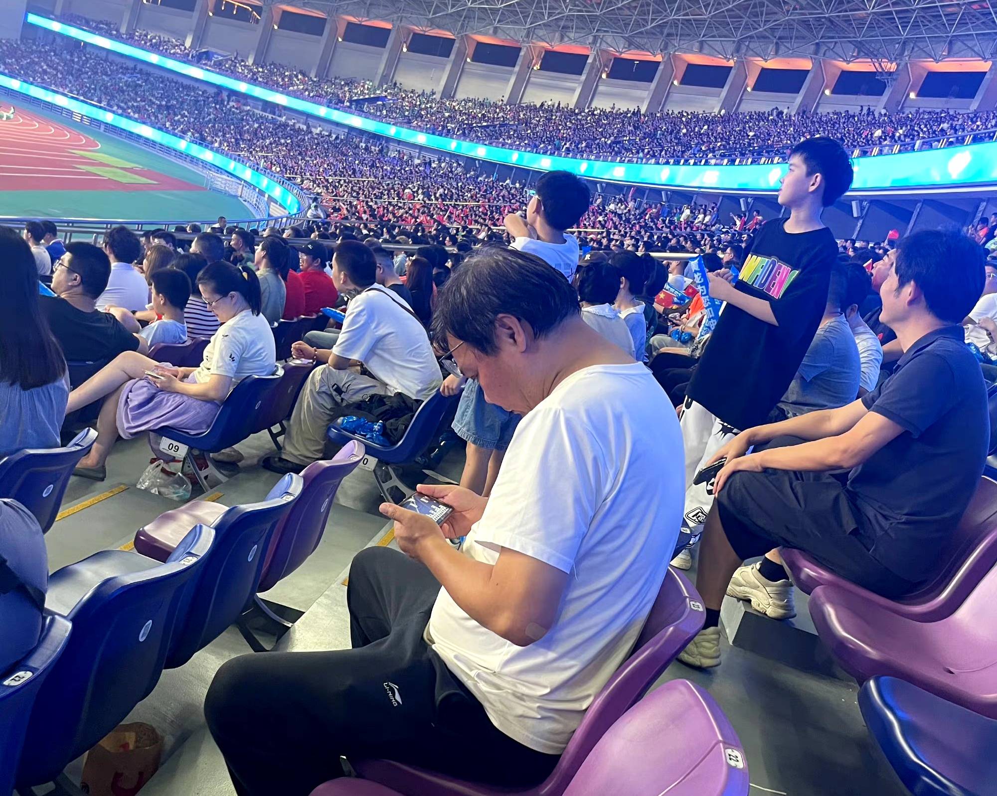 场面火爆!足球观众席沸腾不已的简单介绍 场面火爆!足球观众席沸腾不已的简单介绍