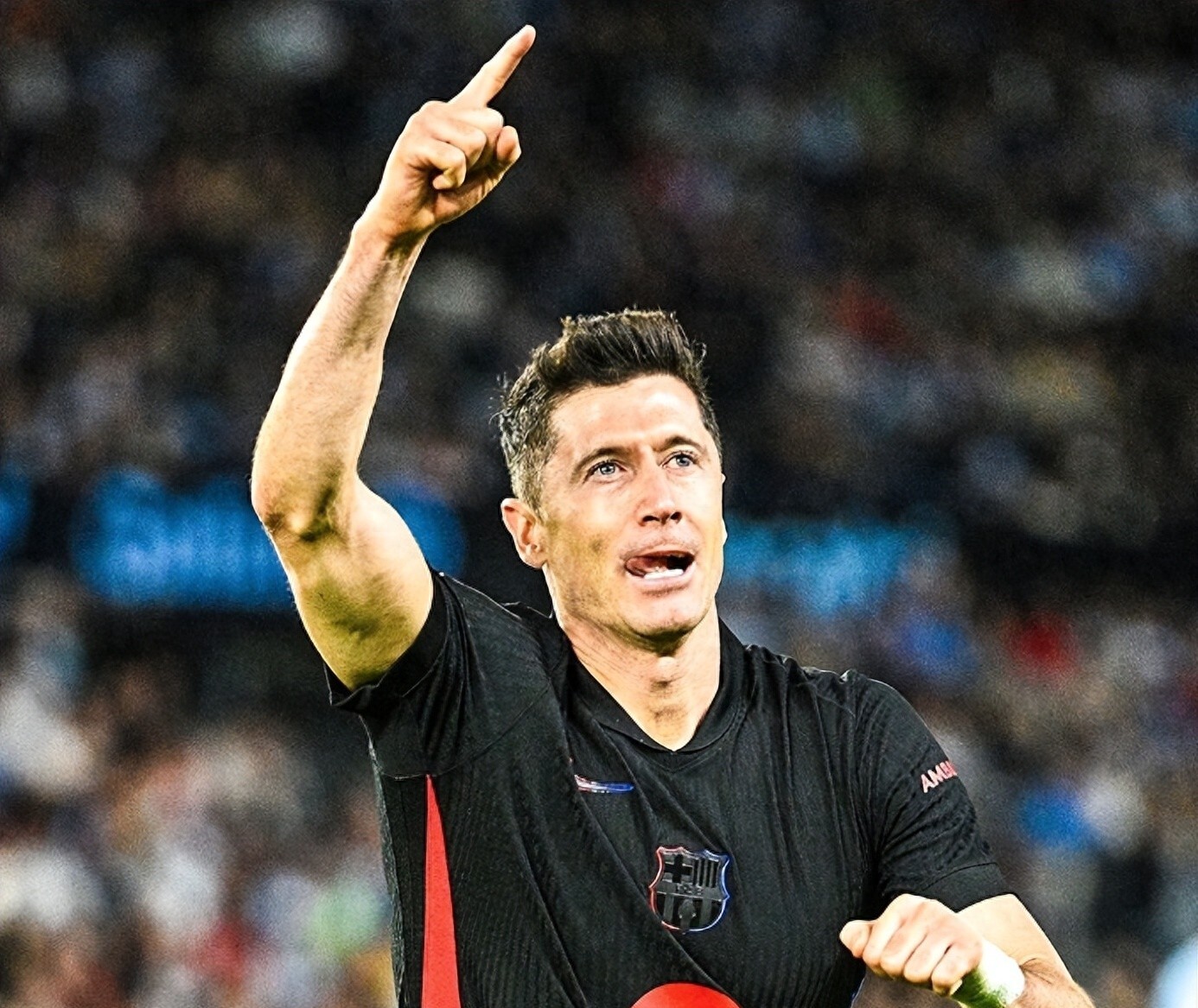 莱万多夫斯基上演大四喜，拜仁晋级欧冠四强