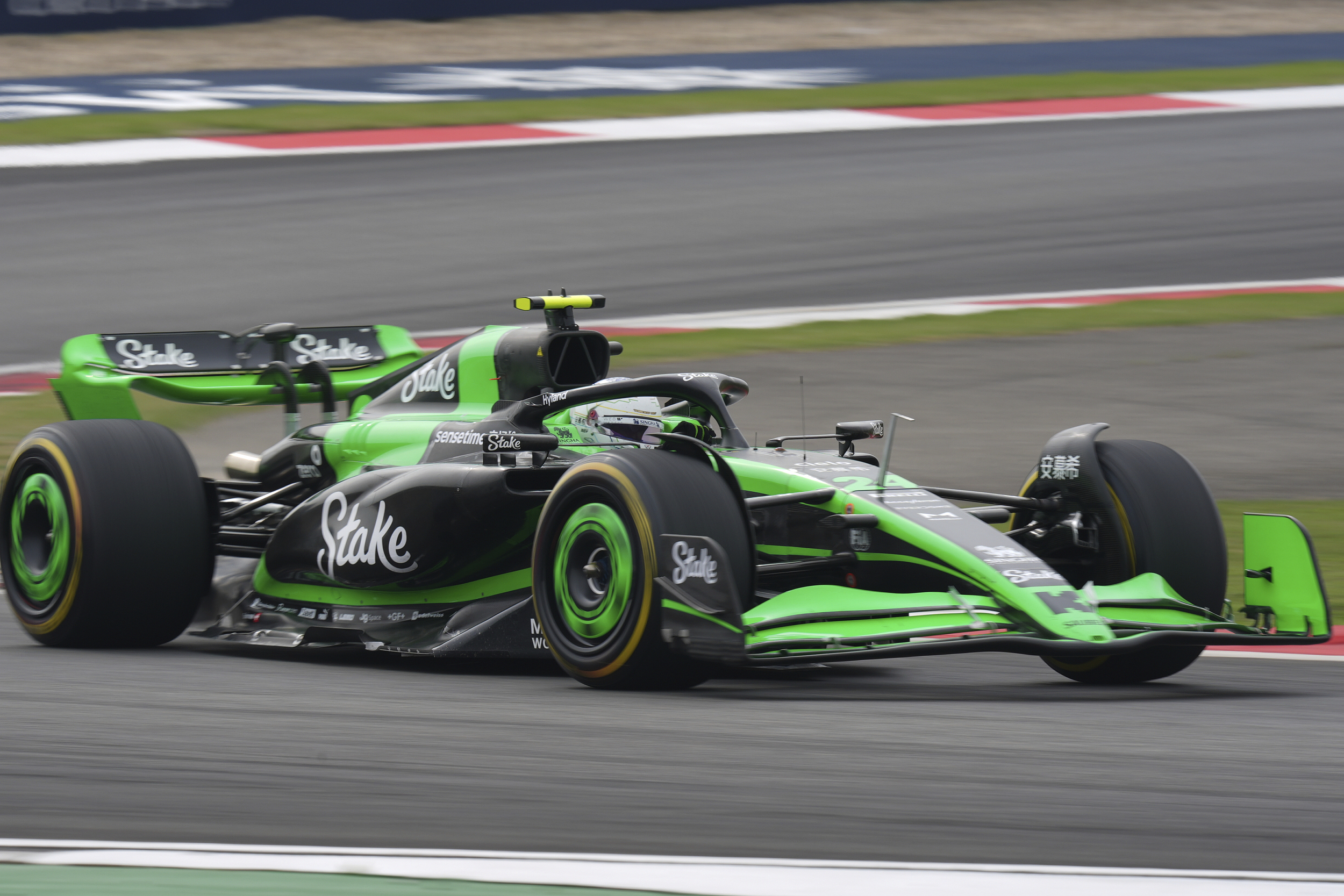 梅赛德斯完胜阿斯顿马丁,周冠宇点燃赛场 梅赛德斯完胜阿斯顿马丁,周冠宇点燃赛场