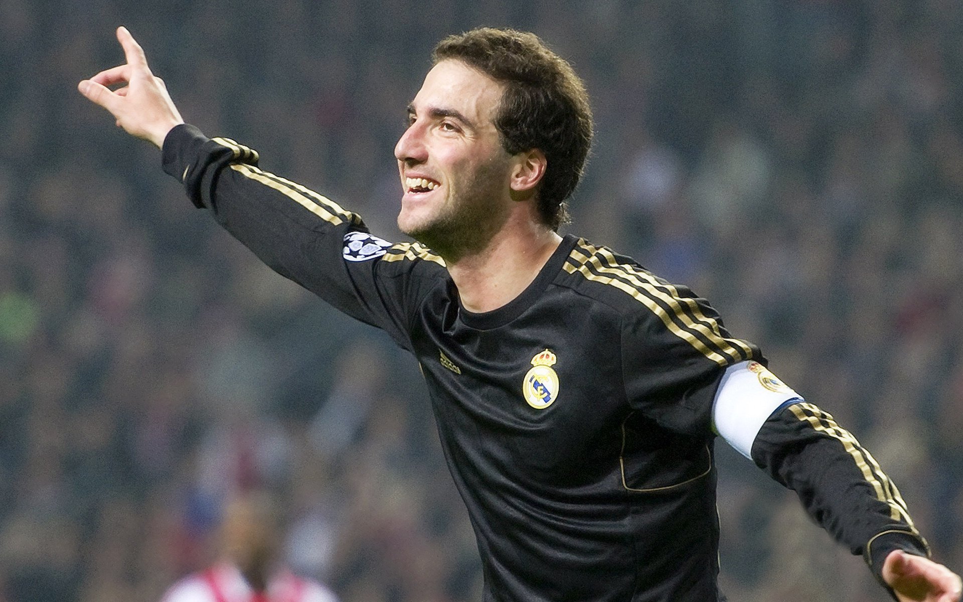 战术铁笼vs致命一击，勒沃库森如何窒息蓝军，本泽马一剑封喉